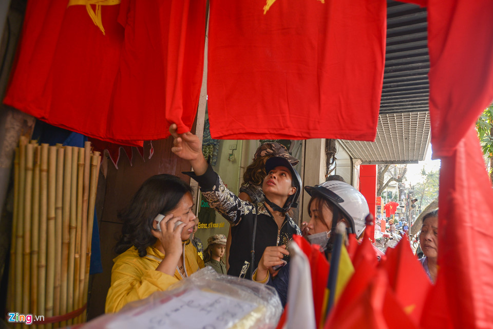 Người dân Hà Nội tấp nập mua đồ cổ vũ U23 Việt Nam